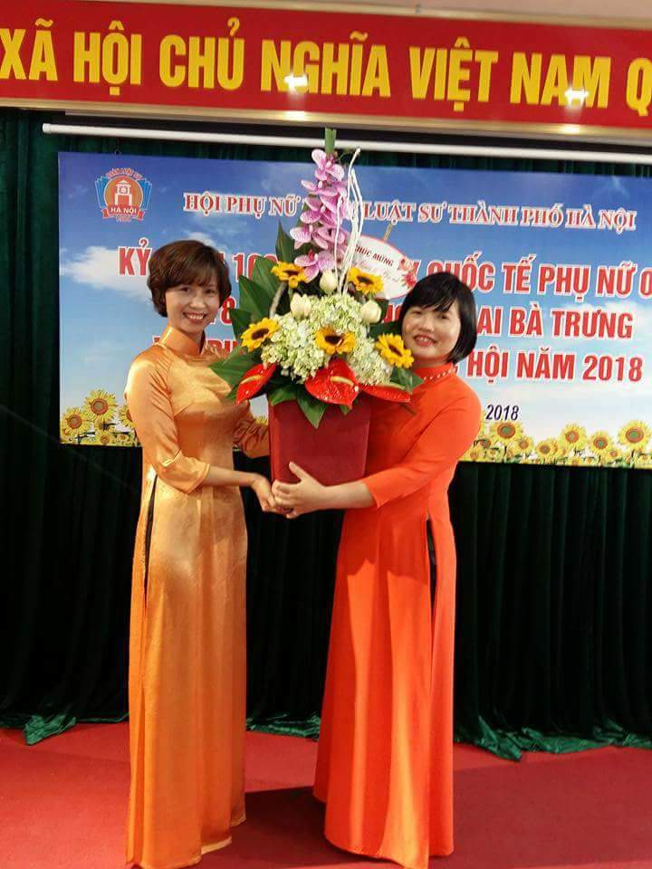 Luật sư Nguyễn Thị Thanh Nga nhận bằng khen của Hội phụ nữ Đoàn luật sư TP. Hà Nội